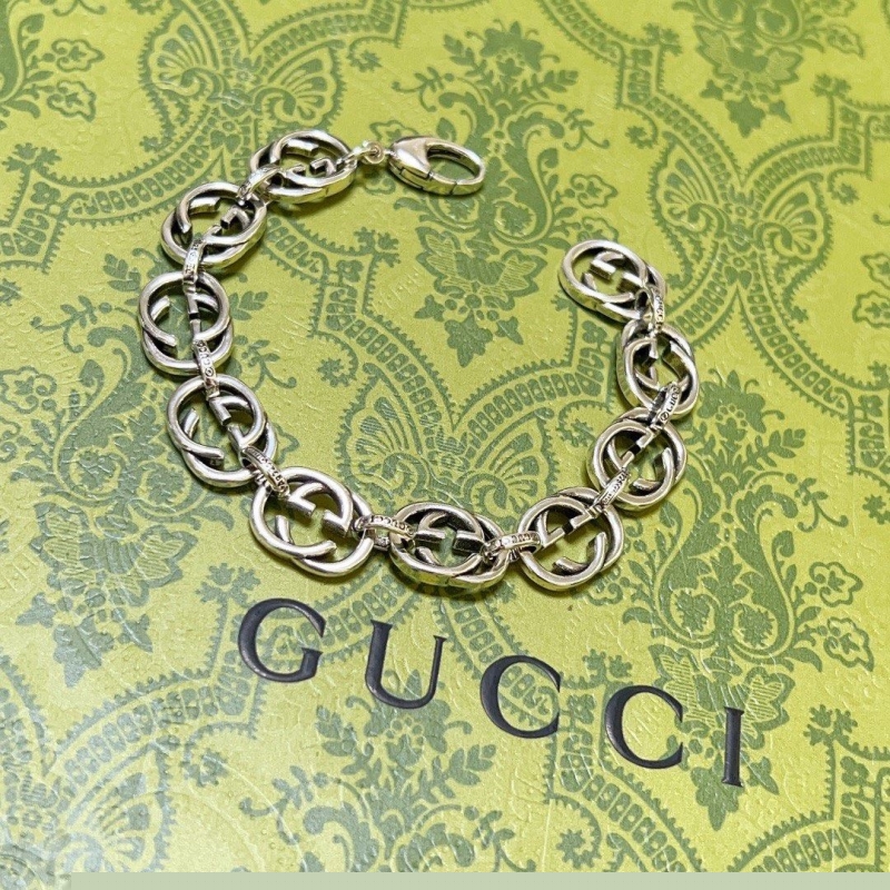 G*u*i bracelets